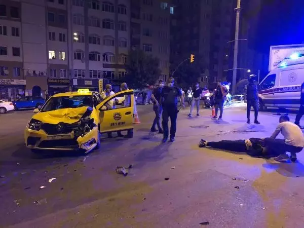 OTOMOBİLLE ÇARPIŞAN MOTOSİKLETTEKİ 2 KİŞİ YARALANDI