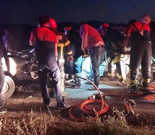 Son dakika haber... Otomobiller çarpıştı: 1 ölü, 4'ü çocuk, 7 yaralı