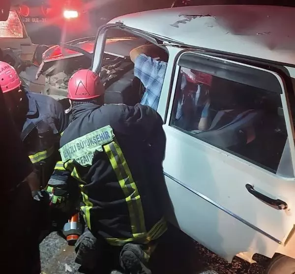 Son dakika haber... Otomobiller çarpıştı: 1 ölü, 4'ü çocuk, 7 yaralı