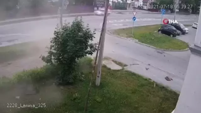 Polisten kaçarken elektrik direğine çarparak hayatını kaybetti