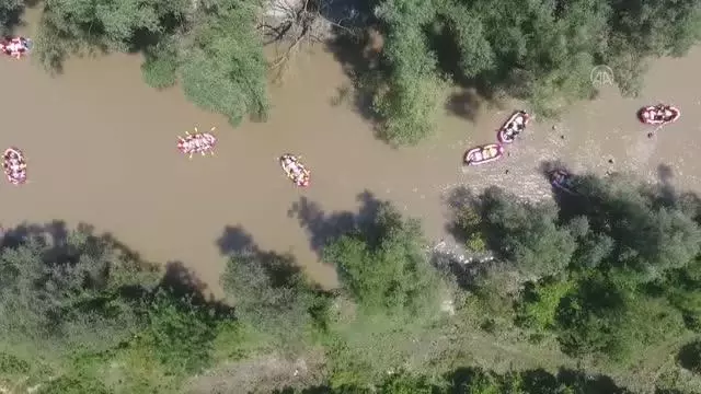 Rafting tesislerinde bayram tatili yoğunluğu yaşanıyor