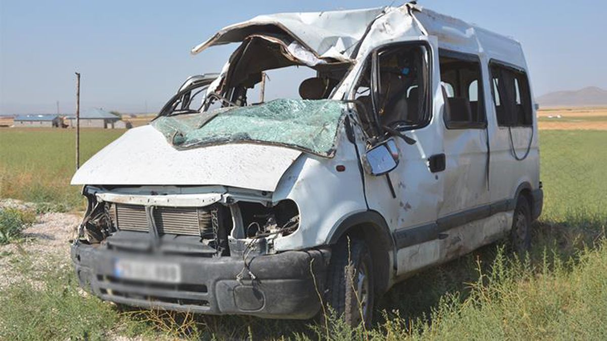Refüje çarpan minibüs devrildi: 3 ölü, 14 yaralı