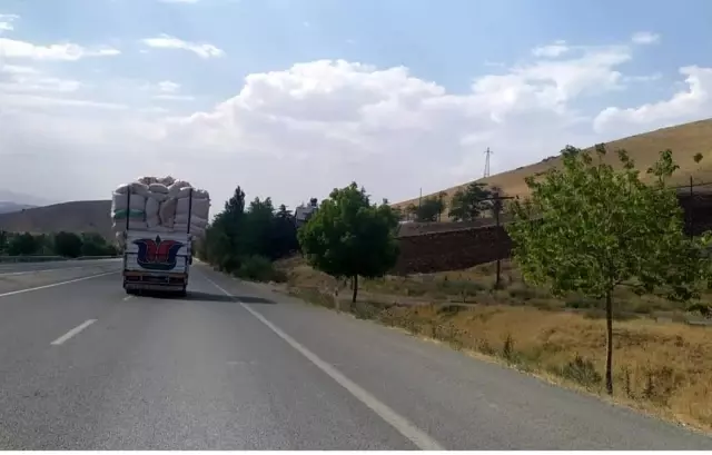 Son dakika haberleri! Saman yüklü kamyonlar kazalara davetiye çıkarıyor