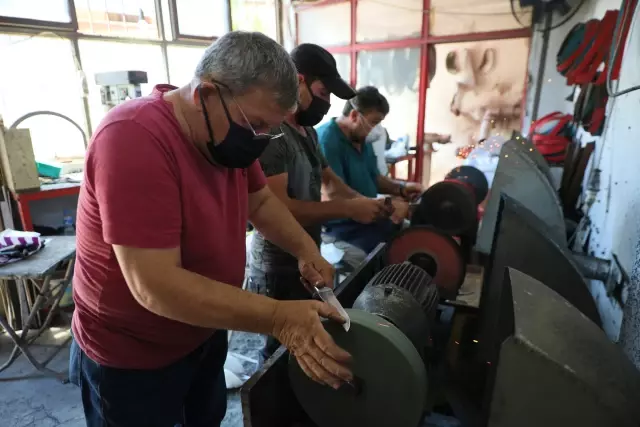 Bıçakçılar Kurban Bayramı öncesi üretimi durdurdu bileme yapıyor