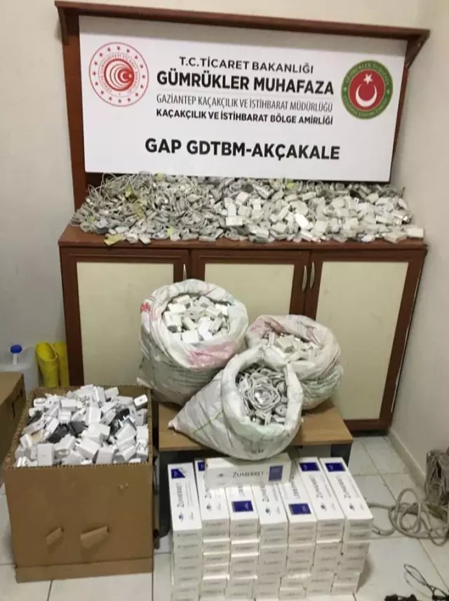 Şanlıurfa'da kaçak 1400 şarj başlığı ve kablosu ile 500 paket sigara ele geçirildi Şanlıurfa'da kaçak 1400 şarj başlığı ve kablosu ile 500 paket sigara ele geçirildi