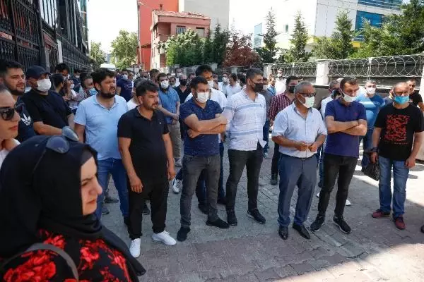 13 bin mağdur var! Holding önünde toplanan vatandaşlar yetkililere böyle seslendi: Tosuncuk gibi kaçmadan yakalayın 13 bin mağdur var! Holding önünde toplanan vatandaşlar yetkililere böyle seslendi: Tosuncuk gibi kaçmadan yakalayın