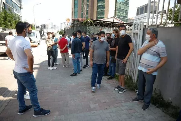 13 bin mağdur var! Holding önünde toplanan vatandaşlar yetkililere böyle seslendi: Tosuncuk gibi kaçmadan yakalayın 13 bin mağdur var! Holding önünde toplanan vatandaşlar yetkililere böyle seslendi: Tosuncuk gibi kaçmadan yakalayın