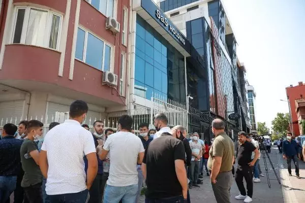 13 bin mağdur var! Holding önünde toplanan vatandaşlar yetkililere böyle seslendi: Tosuncuk gibi kaçmadan yakalayın 13 bin mağdur var! Holding önünde toplanan vatandaşlar yetkililere böyle seslendi: Tosuncuk gibi kaçmadan yakalayın