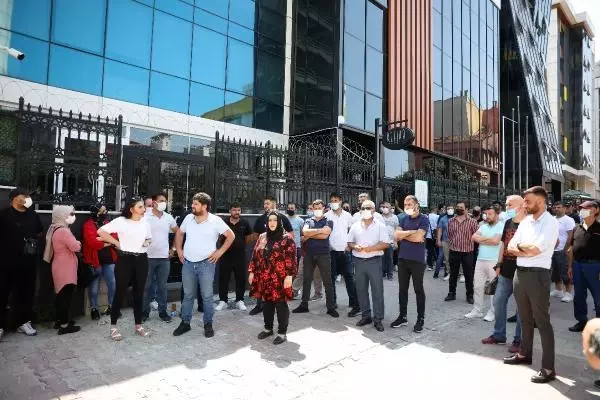 13 bin mağdur var! Holding önünde toplanan vatandaşlar yetkililere böyle seslendi: Tosuncuk gibi kaçmadan yakalayın 13 bin mağdur var! Holding önünde toplanan vatandaşlar yetkililere böyle seslendi: Tosuncuk gibi kaçmadan yakalayın