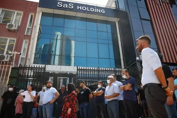 13 bin mağdur var! Holding önünde toplanan vatandaşlar yetkililere böyle seslendi: Tosuncuk gibi kaçmadan yakalayın 13 bin mağdur var! Holding önünde toplanan vatandaşlar yetkililere böyle seslendi: Tosuncuk gibi kaçmadan yakalayın