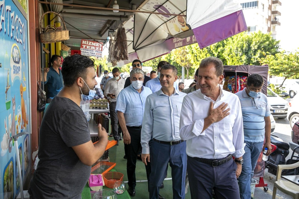 Seçer, Tarsus'ta vatandaşlarla bayramlaştı