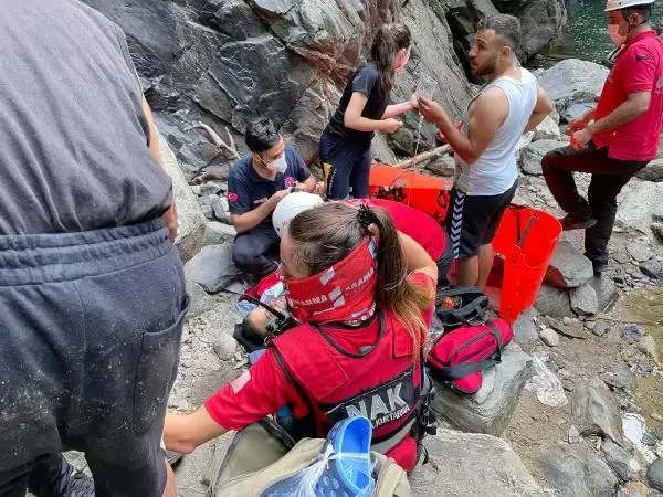Son dakika haberleri | Şelalede ayağını kırdı, askeri helikopterle kurtarıldı