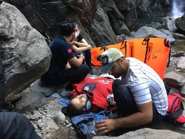 Son dakika haberleri | Şelalede ayağını kırdı, askeri helikopterle kurtarıldı