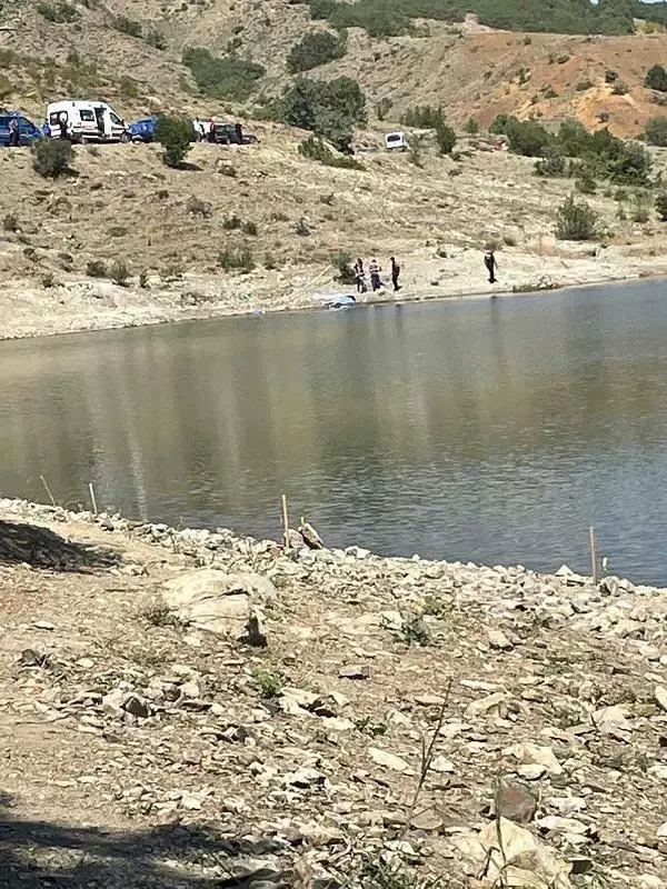 Serinlemek için girdiği gölette boğuldu