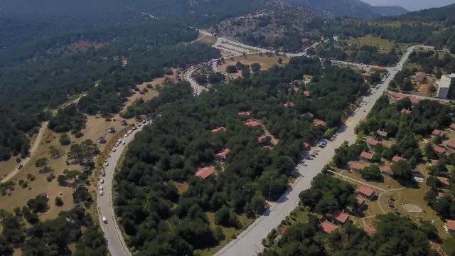 Sıcaktan bunalan Manisa ve İzmirliler Spil'e akın etti