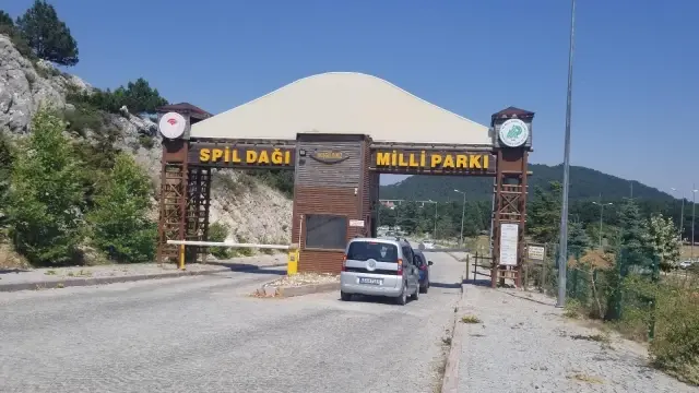 Sıcaktan bunalan Manisa ve İzmirliler Spil'e akın etti
