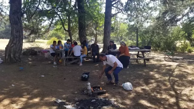 Sıcaktan bunalan Manisa ve İzmirliler Spil'e akın etti
