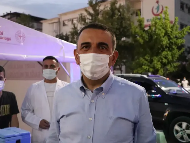 Vali Hacıbektaşoğlu ve İl Emniyet Müdürü Yılmaz, ikna ettiği vatandaşları aşı çadırına yönlendirdi