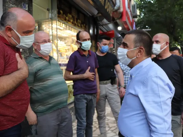 Vali Hacıbektaşoğlu ve İl Emniyet Müdürü Yılmaz, ikna ettiği vatandaşları aşı çadırına yönlendirdi