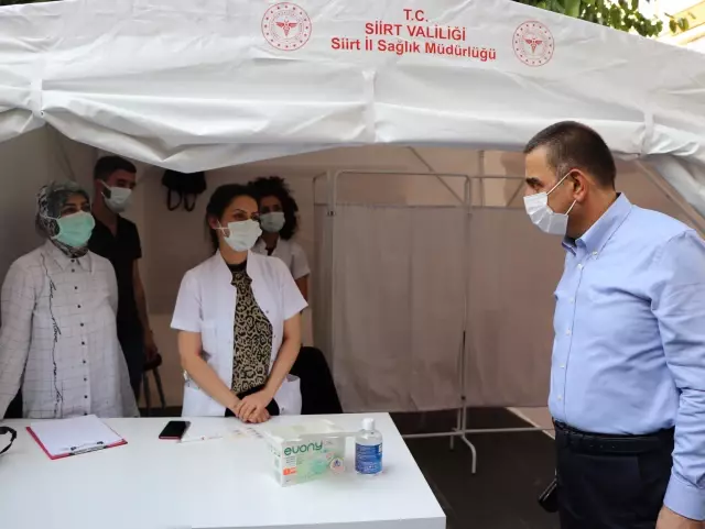 Vali Hacıbektaşoğlu ve İl Emniyet Müdürü Yılmaz, ikna ettiği vatandaşları aşı çadırına yönlendirdi