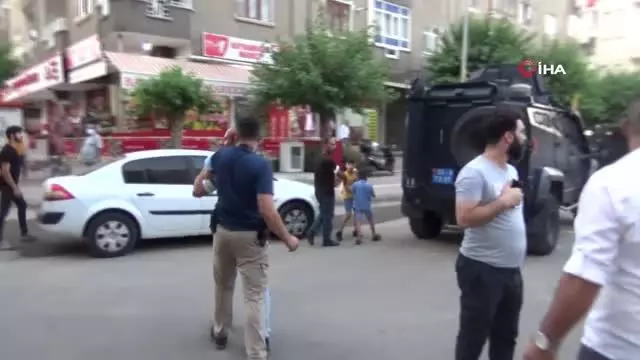 Son Dakika | Silahlı kavganın taraflarından gazetecilere saldırı kamerada