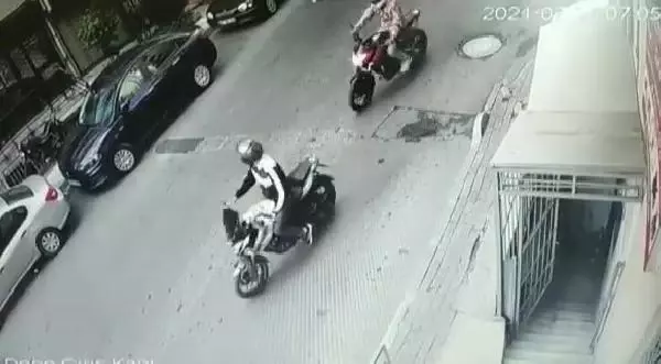 ŞİŞLİ'DE MOTOSİKLET HIRSIZLIĞI KAMERADA