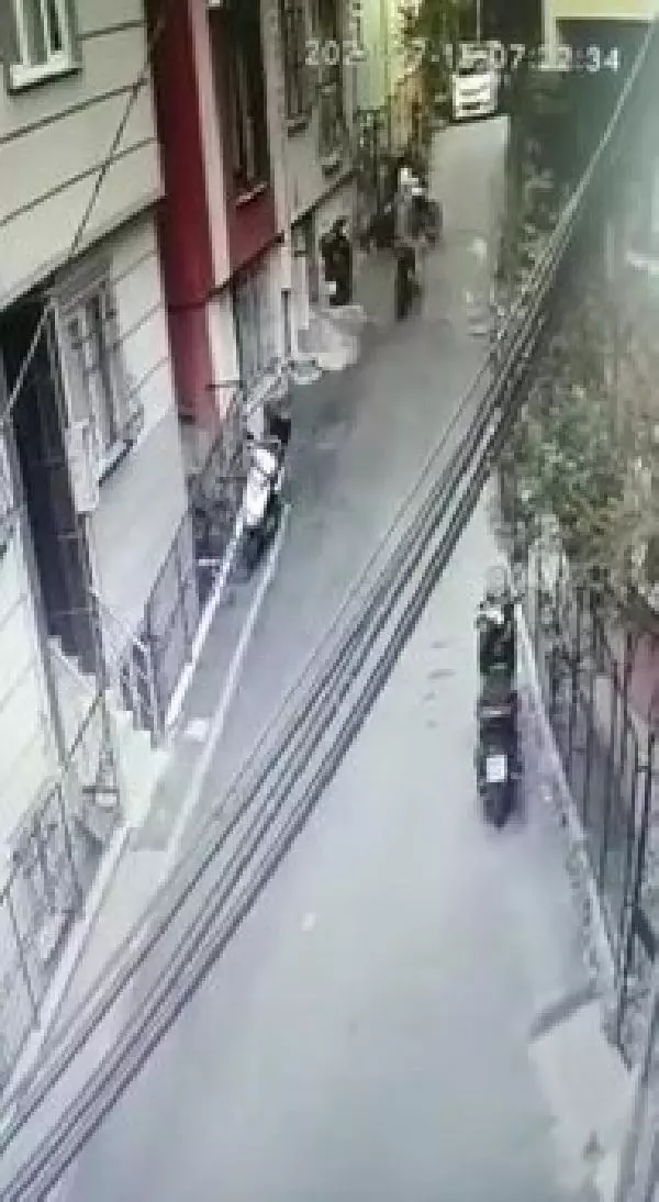 ŞİŞLİ'DE MOTOSİKLET HIRSIZLIĞI KAMERADA