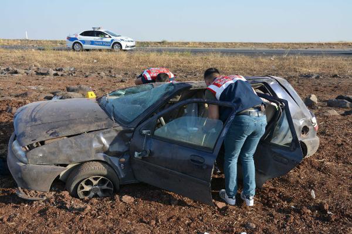 ŞANLIURFA - Otomobil şarampole devrildi: 2 ölü, 3 yaralı