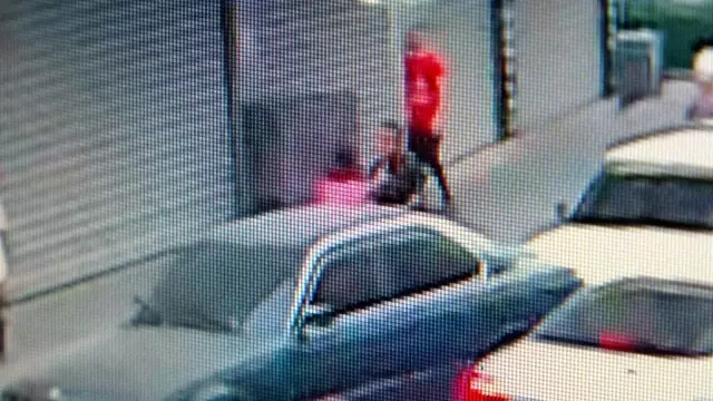 Sokakta vahşet anları kamerada! Genç kızı tekme tokat döven zorba, müdahale eden polisi de yaraladı Sokakta vahşet anları kamerada! Genç kızı tekme tokat döven zorba, müdahale eden polisi de yaraladı