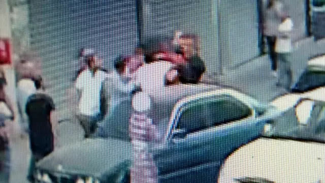 Sokakta vahşet anları kamerada! Genç kızı tekme tokat döven zorba, müdahale eden polisi de yaraladı
