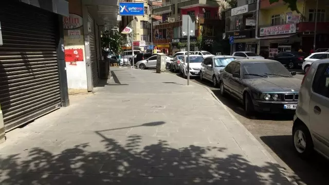 Sokakta vahşet anları kamerada! Genç kızı tekme tokat döven zorba, müdahale eden polisi de yaraladı