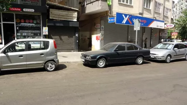 Sokakta vahşet anları kamerada! Genç kızı tekme tokat döven zorba, müdahale eden polisi de yaraladı