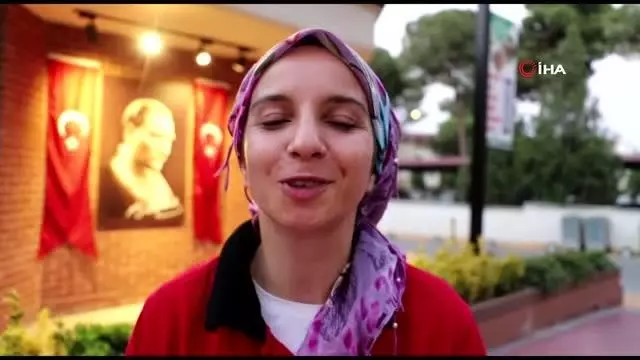 Susuz kalan köpeğe su içiren belediye personeli yürekleri ısıttı