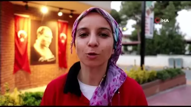 Susuz kalan köpeğe su içiren belediye personeli yürekleri ısıttı