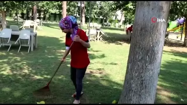 Susuz kalan köpeğe su içiren belediye personeli yürekleri ısıttı