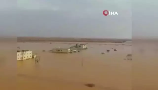 Suudi Arabistan'daki selde birçok kerpiç ev yıkıldı Suudi Arabistan'daki selde birçok kerpiç ev yıkıldı