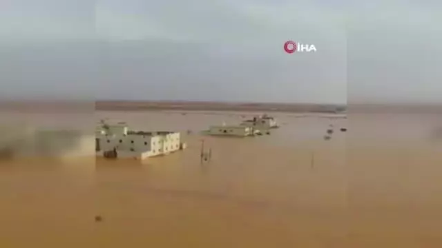 Suudi Arabistan'daki selde birçok kerpiç ev yıkıldı