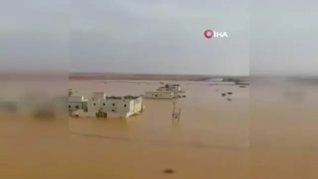 Suudi Arabistan'daki selde birçok kerpiç ev yıkıldı