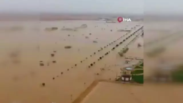 Suudi Arabistan'daki selde birçok kerpiç ev yıkıldı