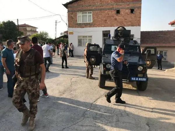 Son dakika haber... TABANCAYLA ARKADAŞINI YARALADIKTAN SONRA İNTİHARA KALKIŞAN ŞÜPHELİYİ POLİS İKNA ETTİ Son dakika haber... TABANCAYLA ARKADAŞINI YARALADIKTAN SONRA İNTİHARA KALKIŞAN ŞÜPHELİYİ POLİS İKNA ETTİ