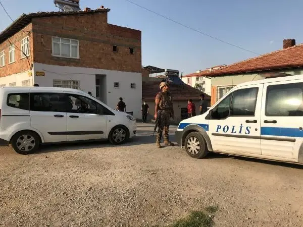 Son dakika haber... TABANCAYLA ARKADAŞINI YARALADIKTAN SONRA İNTİHARA KALKIŞAN ŞÜPHELİYİ POLİS İKNA ETTİ