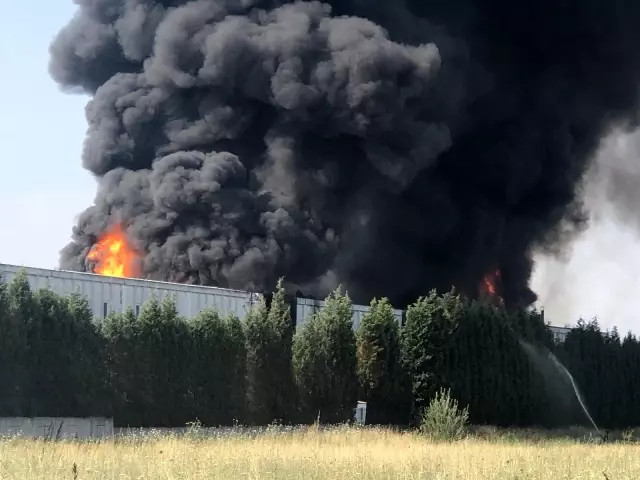 Geri dönüşüm fabrikasındaki yangın söndürüldü