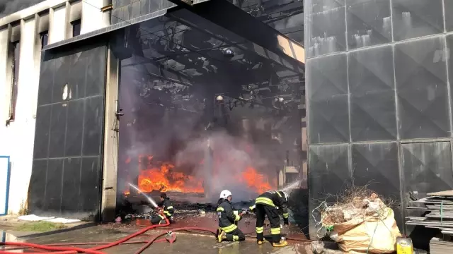 Geri dönüşüm fabrikasındaki yangın söndürüldü