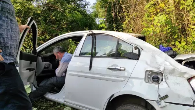 TEM'de kontrolden çıkan otomobil ağaçlık alana uçtu: 3 yaralı