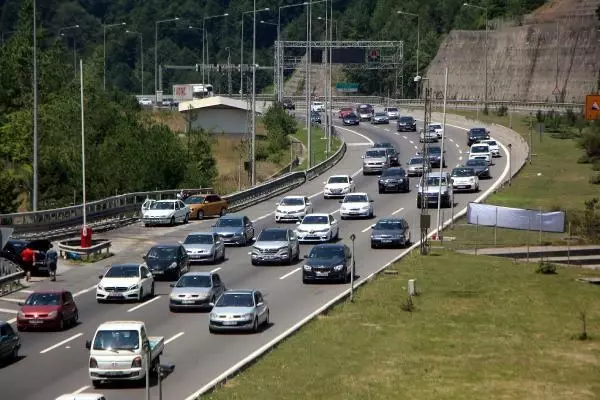 TEM'İN BOLU GEÇİŞİNDE AKICI BAYRAM YOĞUNLUĞU