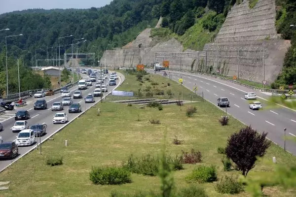 TEM'İN BOLU GEÇİŞİNDE AKICI BAYRAM YOĞUNLUĞU