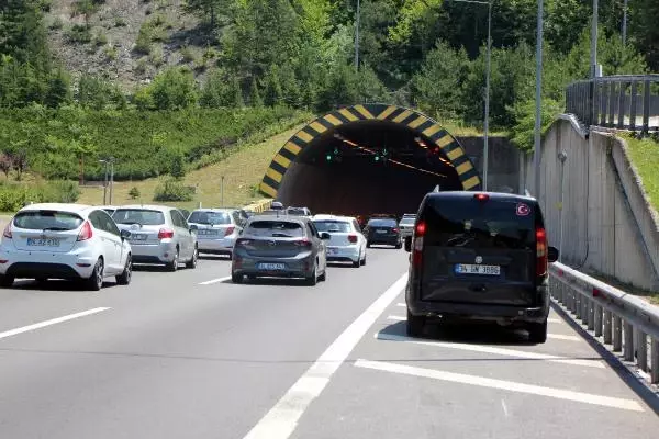 TEM'İN BOLU GEÇİŞİNDE AKICI BAYRAM YOĞUNLUĞU
