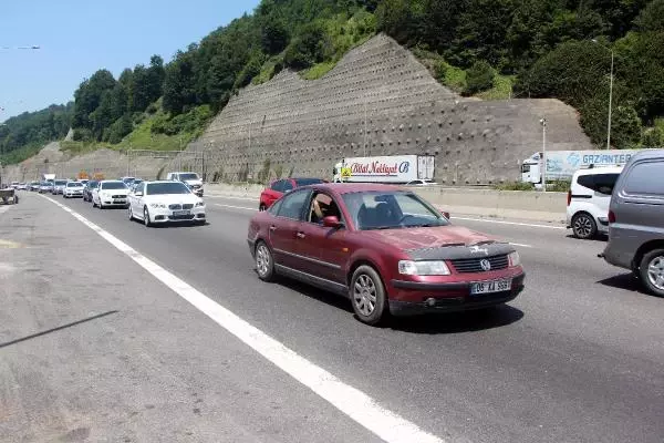 TEM'İN BOLU GEÇİŞİNDE AKICI BAYRAM YOĞUNLUĞU