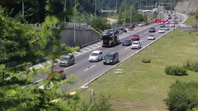 TEM'İN BOLU GEÇİŞİNDE AKICI BAYRAM YOĞUNLUĞU