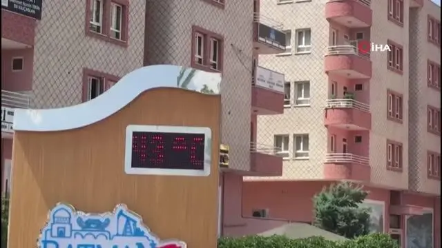 Son dakika: Termometreler 43 dereceyi gösterdi, kavurucu sıcaklar çocukları süs havuzlarına yönlendirdi Son dakika: Termometreler 43 dereceyi gösterdi, kavurucu sıcaklar çocukları süs havuzlarına yönlendirdi